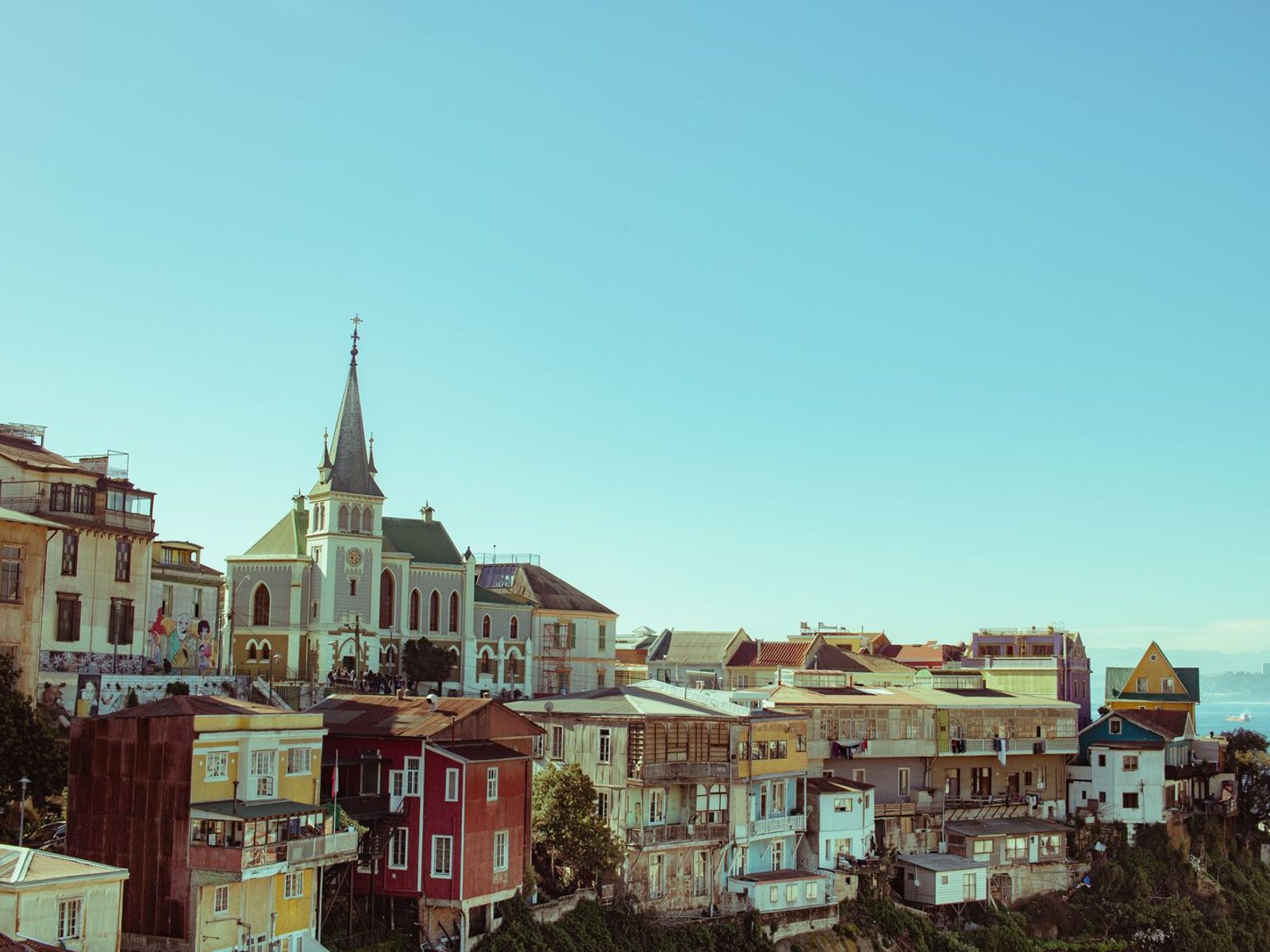 Les maisons colorées de Valparaíso accrochées aux collines face au Pacifique