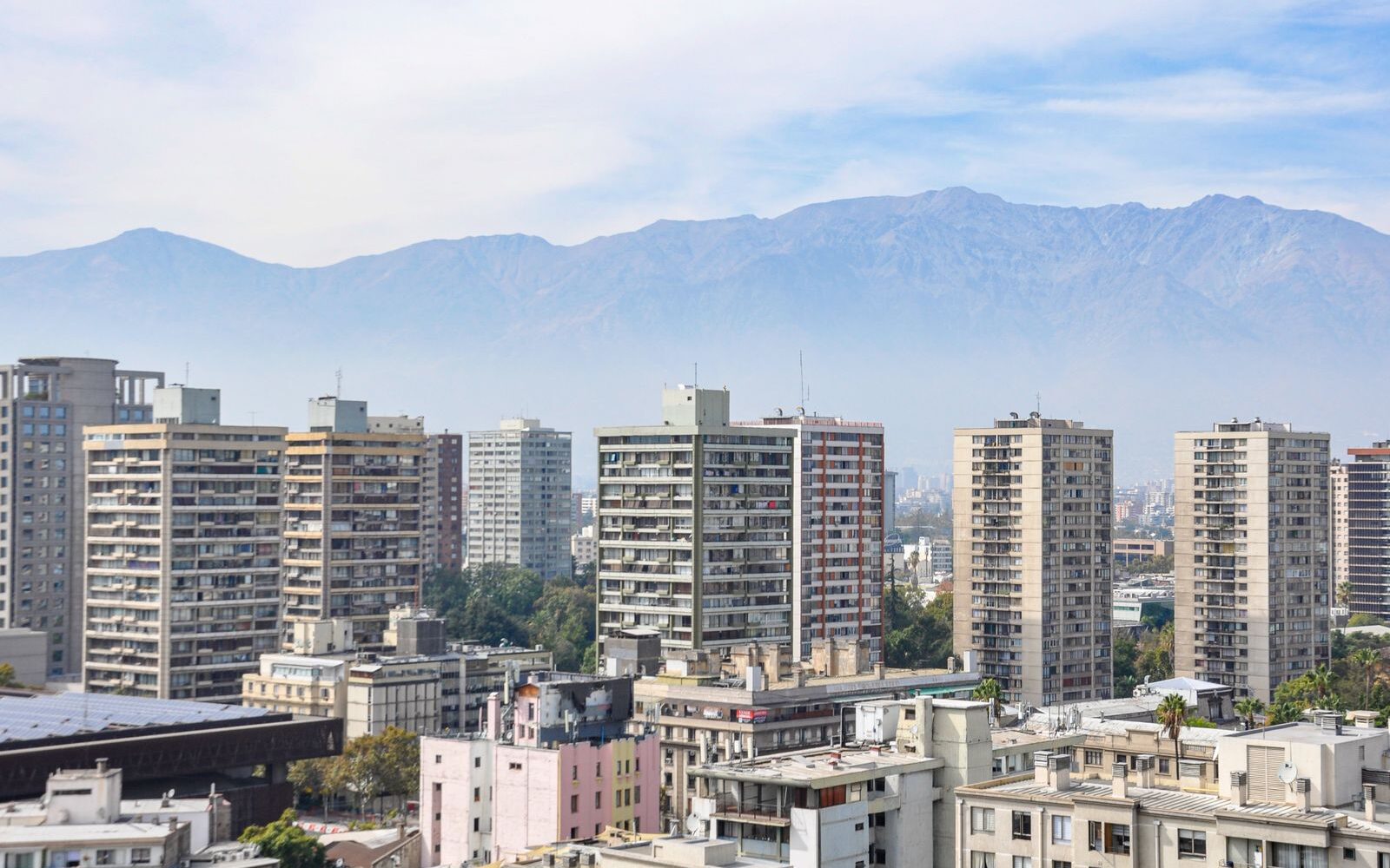 Vue sur Santiago avec montagnes en arrière-plan.